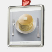 プレートのバターが付いているパンケーキの積み重ね メタルオーナメント (左)