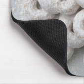 プレートの粉にされたドーナツのクローズアップ マウスパッド (コーナー)