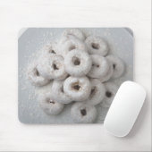 プレートの粉にされたドーナツのクローズアップ マウスパッド (マウス)