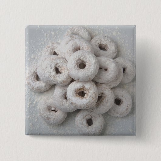 プレートの粉にされたドーナツのクローズアップ 缶バッジ (正面)