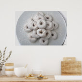 プレートの粉ドーナッツのクローズアップ ポスター (キッチン)