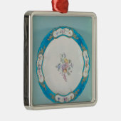 プレートは花パターン、Sevresと飾りました メタルオーナメント (右)