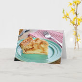 プレート上の焼いた新鮮なアップルパイのスライス カード (黄色い花)