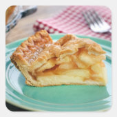 プレート上の焼いた新鮮なアップルパイのスライス スクエアシール (正面)