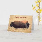 プレーリーでバイソンのペアを持つ誕生日 カード (黄色い花)
