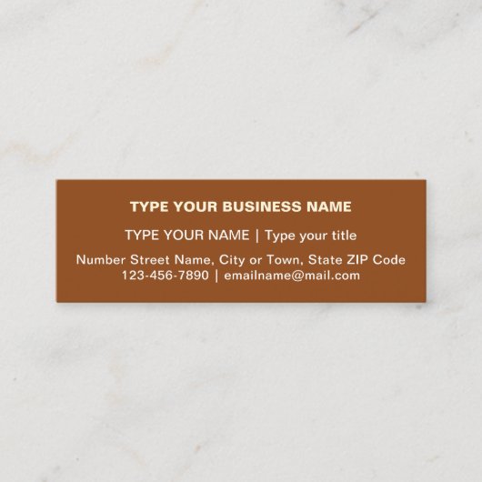 プレーン文字デザインのフロントサイドオブブラウン スキニー名刺 (正面)