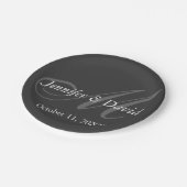 プレーン・グレイ結婚・モノグラムの新郎新婦の名前 ペーパープレート (アングル)