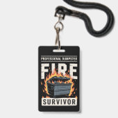 プロのゴミ箱の火災サバイバー 面白い仕事 バッジ (正面（ネックストラップ付）)