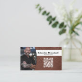 プロのシェフ写真 ブラウン レザー QR コード 名刺 (スタンド正面)