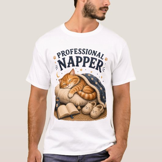 プロの寝る専門家の猫のイラスト Tシャツ (正面)