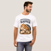 プロの寝る専門家の猫のイラスト Tシャツ (正面フル)