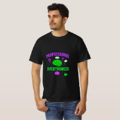 プロの過剰思考家 楽しい名言 Tシャツ (正面フル)