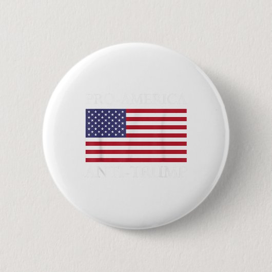プロアメリカアンチトランプ – アメリカ合衆国国旗のレジスト 缶バッジ (正面)