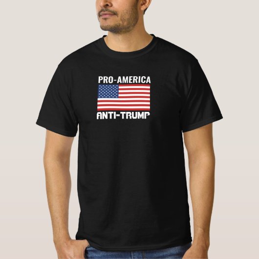 「プロアメリカ、アンチ·トランプ」B/W「トランプは裏切り者」 Tシャツ (正面)