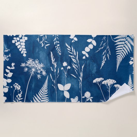 プロイセンインディゴブルーのシアノタイプのシダ植物の植物画 ビーチタオル (正面)