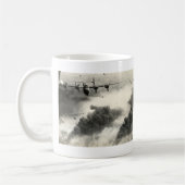 プロエシチの油田上のWWII B-24s コーヒーマグカップ (左)