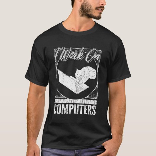 プログラマがコンピュータで作業Coder Html Javをコーディング Tシャツ (正面)