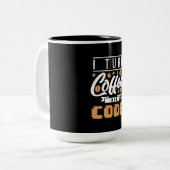 プログラマがコーヒーをコード化 ツートーンマグカップ (正面左)