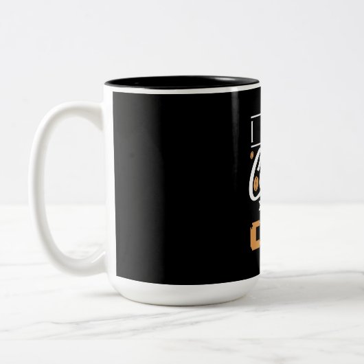 プログラマがコーヒーをコード化 ツートーンマグカップ (左)