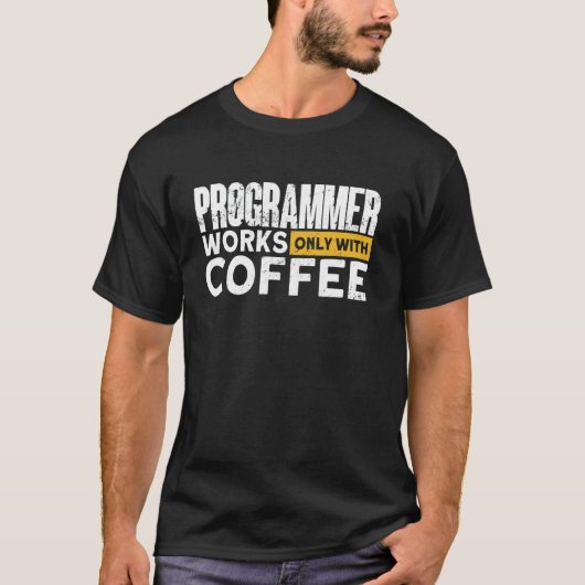 プログラマーはコーヒーだけで仕事する プログラマー Tシャツ (正面)