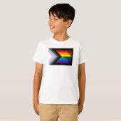 (プログレス・プライド)フラグですべての人が歓迎 Tシャツ (正面フル)