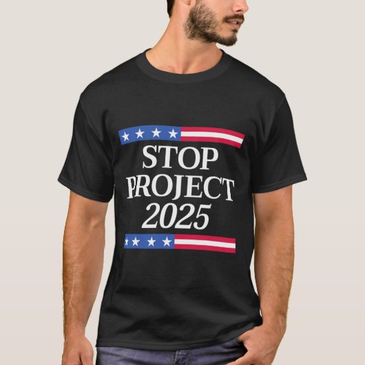 プロジェクト2025アンチトランプ米国国旗の政治的女性M Tシャツ (正面)