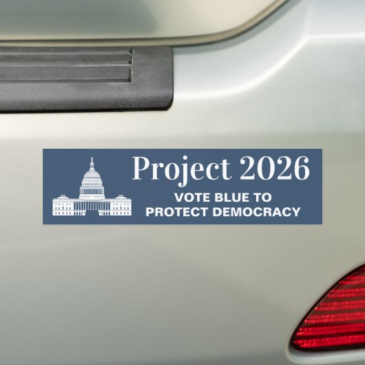 プロジェクト2026 民主主義に投票 バンパーステッカー (車上)