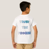 プロセスを信じる – 日々のモチベーション Tシャツ (裏面フル)