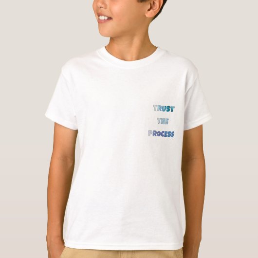 プロセスを信じる – 日々のモチベーション Tシャツ (正面)