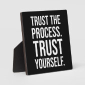 プロセスを信じ、自分を信じ - 成功 フォトプラーク (正面)