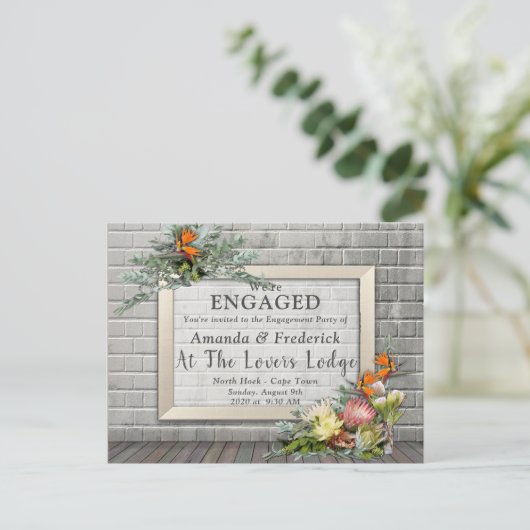 プロテア – ストレリツィアフラワーアレンジメント婚約 インビテーションポストカード (スタンド正面)