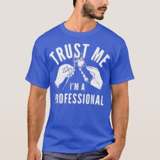 プロフェッショナルなので信じてください Tシャツ