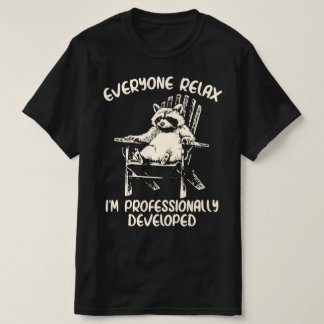 プロフェッショナルなアライグマを育成しました、みんなリラックス Tシャツ