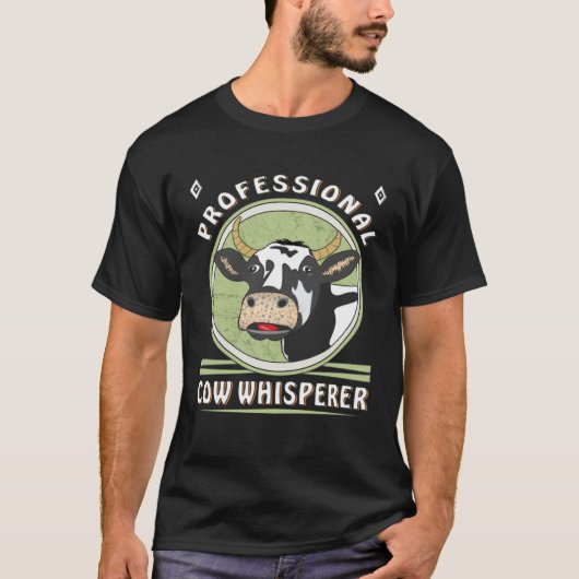 プロフェッショナルな牛の声かけをする酪農家 牛 Tシャツ (正面)