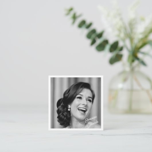 プロフェッショナルシンプル白黒フォトソーシャルメディア スクエア名刺 (スタンド正面)