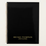プロフェッショナルブラックと金ゴールド プランナー手帳<br><div class="desc">プロフェッショナルプランナーは、黒の背景で名前をカスタムすると文字を金ゴールドクラシックセリフフォントスタイルで使用します。

注：フォイル詳細は、アートワーク内でシミュレートされます。この製品の製造には、実際のホイルは使用されません。</div>