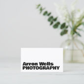 プロフェッショナルモダンはっきりしたタイポグラフィQRコード 名刺 (スタンド正面)