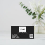 プロフェッショナルモダンブラックの追加ロゴとQRコード 名刺 (スタンド正面)