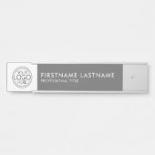 プロフェッショナルモダン、灰色の白いロゴ、名前、タイトル サインプレート (正面)