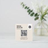プロフェッショナルQRコードミニマルデザインとロゴ スクエア名刺 (スタンド正面)
