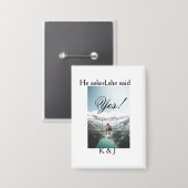 プロポーズしたら彼女はイエスと言った 婚約写真 名前 スタイリスト 缶バッジ (正面/裏面)