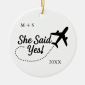 プロポーズ写真 She Said Yes! と飛行機の旅 セラミックオーナメント (正面)