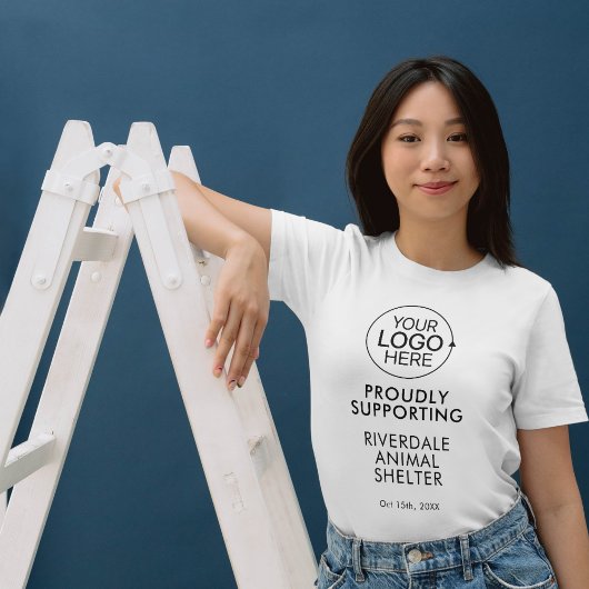 プロモロゴの追加のシンプルタイポグラフィ Tシャツ