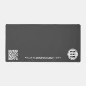 プロモーションビジネスロゴとQRコードモダングレー デスクマット (正面)