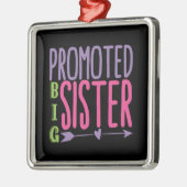 プロモートビッグシスター – Big Sister Reveal メタルオーナメント (左)