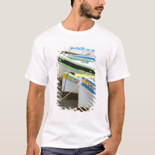 プロヴァンスの典型的な漁船はカラフルに塗られて Tシャツ