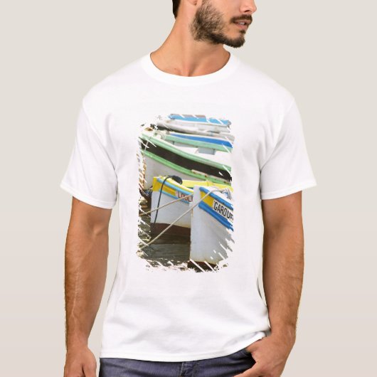 プロヴァンスの典型的な漁船はカラフルに塗られて Tシャツ (正面)