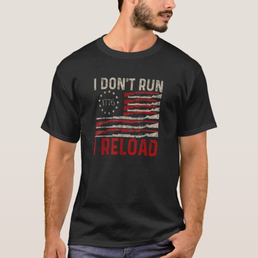プロ銃のアメリカ走国旗の愛国者をリロードしない Tシャツ (正面)