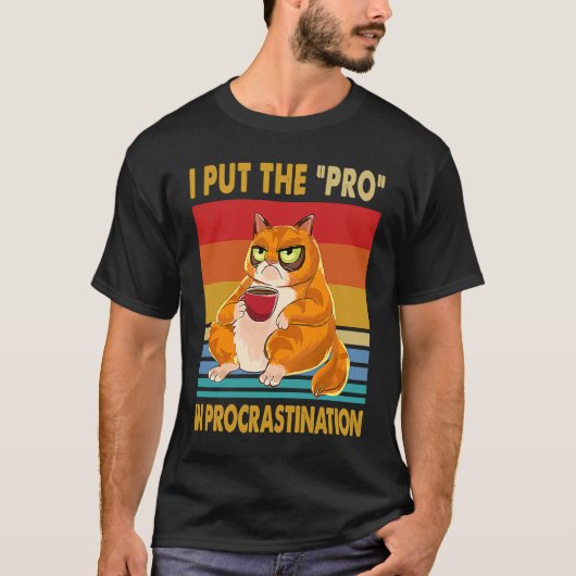 プロcrastinationのプロです レトロな猫のデザイン tシャツ (正面)