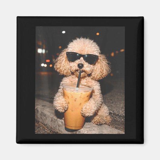 プードルがアイスコーヒーを飲む面白い犬のミーム マグネット (正面)